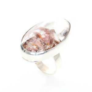Ring mit einem landschaftlich gestalteten Bergkristall