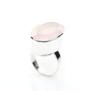 Ein Ring mit rosa Quarz